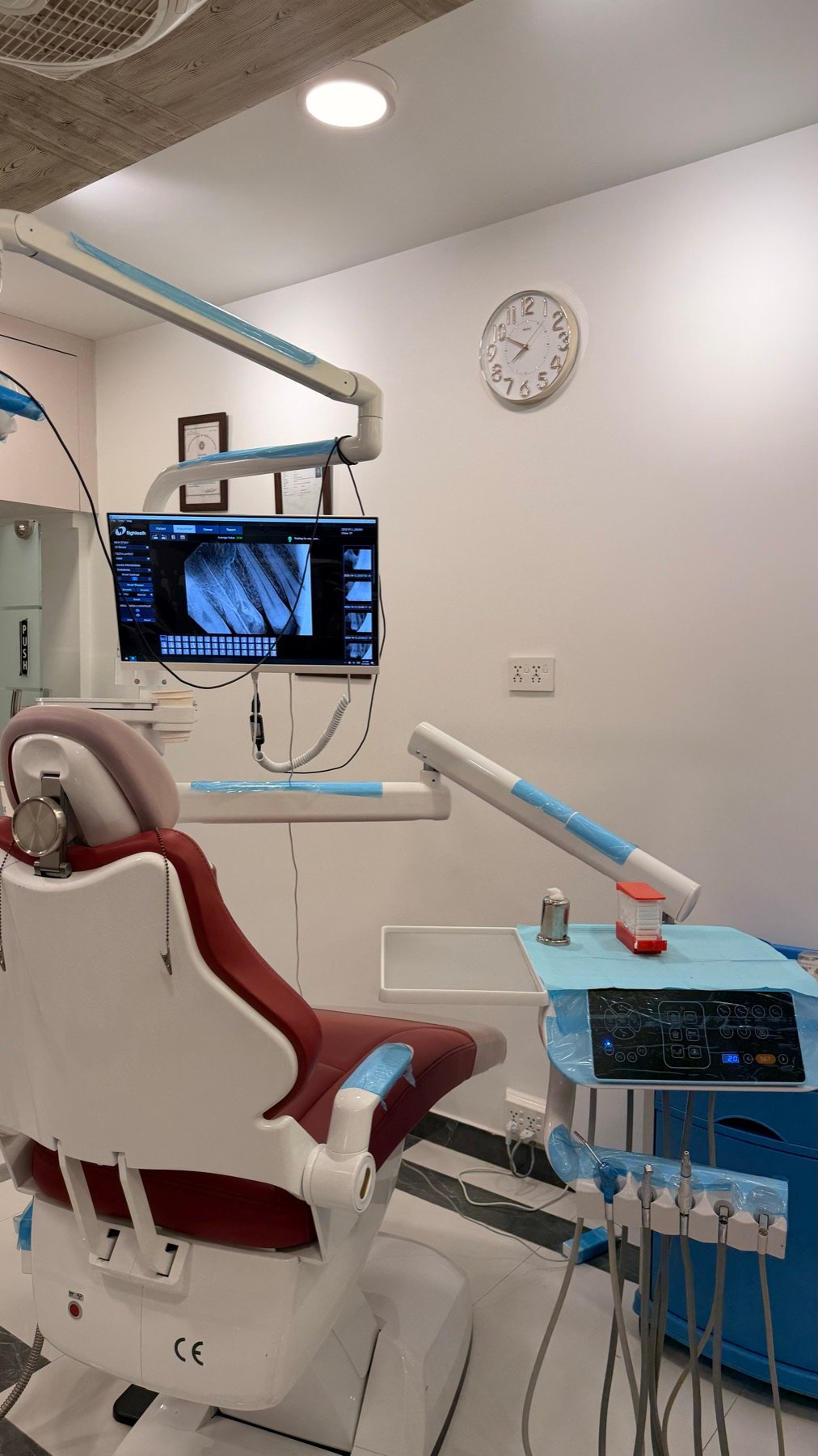 Dental chair with imaging screen